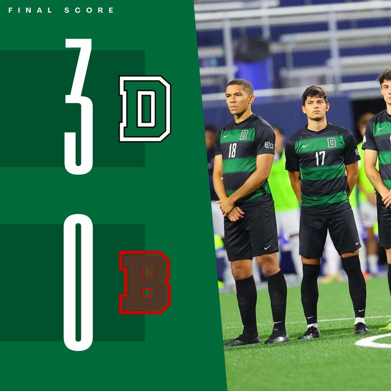 Op de afbeelding: Een grafiek van de eindstand van een voetbalwedstrijd met 3-0. De grafiek is groen met witte tekst en teamlogo's. Drie voetballers in zwart-groene shirts staan op het veld.