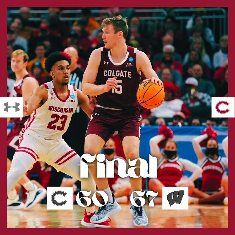 Op de afbeelding: Een basketbalwedstrijd in volle gang, met spelers in bordeauxrode en witte uniformen. De Colgate-speler dribbelt met een oranje basketbal. De score wordt weergegeven als Colgate 60, Wisconsin 67. Het woord "Final" is prominent aanwezig.
