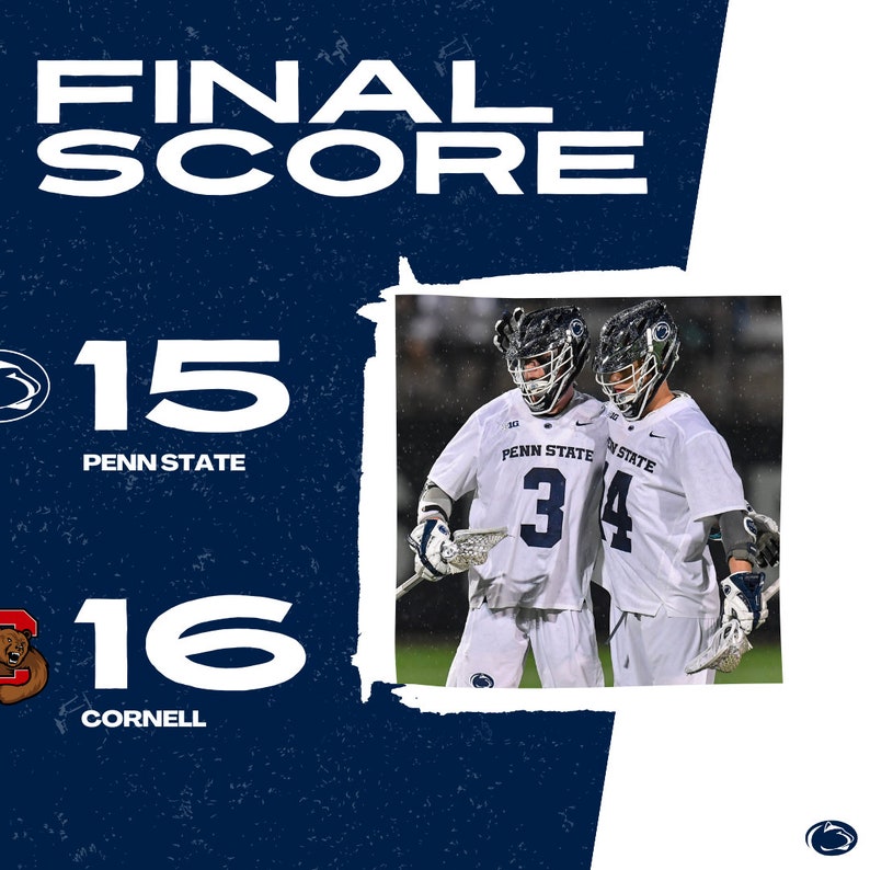 Op de afbeelding: Een marineblauwe afbeelding toont de eindstand van een lacrosse-wedstrijd. Penn State scoorde 15 punten, Cornell 16. De woorden "FINAL SCORE" staan bovenaan. Twee lacrosse-spelers van Penn State staan op de foto, met witte shirts met de nummers 3 en 4.