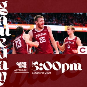 Op de afbeelding: Een promotieafbeelding voor een Colgate basketbalwedstrijd. Drie spelers in bordeauxrode shirts met "Colgate" en nummers vieren. De speeltijd is 17:00 uur tegen Syracuse in Cotterell Court. De achtergrond is bordeauxrood en wit.