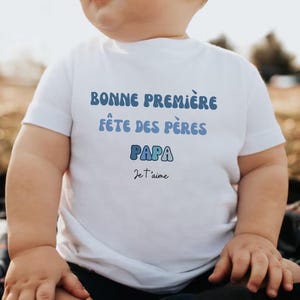 フランス語で書かれた赤ちゃん用父の日Tシャツ。フランス語で父の日。「Première Fête des Pères（父の日初登場）」Tシャツまたはボディスーツ。フランス語教師への父の日ギフト。