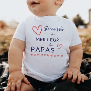 フランス語で書かれた赤ちゃん用父の日Tシャツ。フランス語で父の日。「Première Fête des Pères（父の日初登場）」Tシャツまたはボディスーツ。フランス語教師への父の日ギフト。
