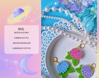 Könnte beinhalten: Drei Paar Ohrringe in Form von Hortensienblüten in Rosa, Blau und Lila. Die Ohrringe liegen auf einem weißen Teller mit einer Perlenkette. Der Text "SVG DIGITAL FILE ONLY EARRING CUT FILE INSTANT DOWNLOAD LASER READY CUT FILE" befindet sich auf einem rosa und blauen Hintergrund.