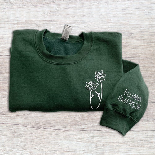 Sweat-shirt personnalisé avec fleurs pour le mois de naissance - cadeau brodé à la main pour maman, grand-mère, femme - cadeau de fête des mères - souvenir personnalisé