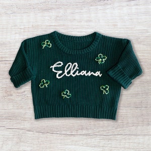 Hand bestickter St. Patrick's Day Pullover, irisches Klee Outfit, kundenspezifische Babykleidung, personalisiertes Namensgeschenk, Kleeblatt-Neugeborenengeschenk