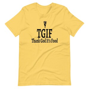Puede incluir: Camiseta amarilla de manga corta con texto negro que dice "TGIF Thank God It's Food" y un pequeño gráfico de rebanada de pizza sobre el texto.