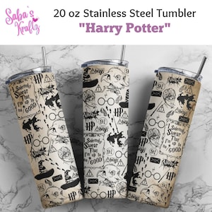 Puede incluir: Un vaso de acero inoxidable de 591 ml con un diseño temático de Harry Potter. El vaso presenta un fondo blanco con ilustraciones en negro y gris de personajes, símbolos y citas de Harry Potter. El texto "Solemnly Swear That I'm Up To No Good" aparece en el vaso.