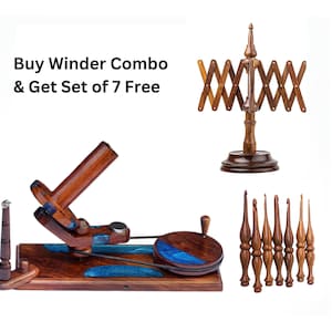 Puede incluir: Un devanador de lana de madera con una base azul y marrón, un devanador de lana de madera con un soporte y un juego de siete ganchillos de madera. El texto "Buy Winder Combo & Get Set of 7 Free" se muestra encima de la imagen.
