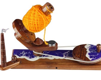 Ręcznie robiony drewniany nawijak włóczki i jerzyk – wzór Ocean Wave