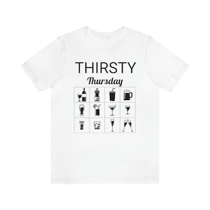 Può includere: Maglietta bianca con il testo "THIRSTY Thursday" e una griglia di 16 icone di bevande.