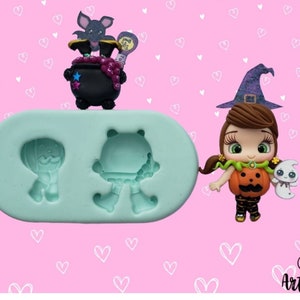 以下が含まれることがあります： ハロウィーンのテーマの装飾を作るためのシリコンモールド。モールドには2つのキャビティがあり、1つはカボチャを持った魔女用、もう1つはコウモリを持った大釜用です。