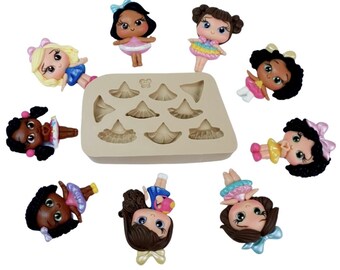 Puede incluir: Colección de figuras de muñecas coloridas con varios peinados y atuendos, que rodean un molde de silicona beige con cavidades en forma de concha. Las muñecas tienen lazos y están en diferentes poses.