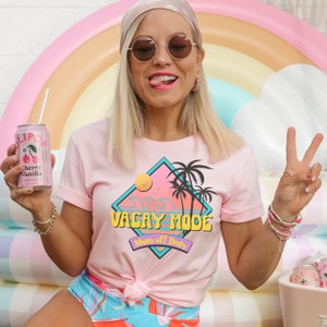 Vacay mode mom off duty retro 90s t-shirt, trendy beach mom vacation shirt, beach gifts for mom beach trip, family vacation shirt for mama