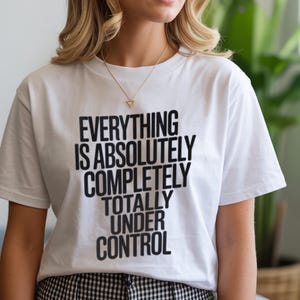 Alles ist unter Kontrolle T-Shirt aus Bio-Baumwolle - Unisex T-Shirt - T-Shirt aus Bio-Baumwolle - Kurzärmeliges T-Shirt