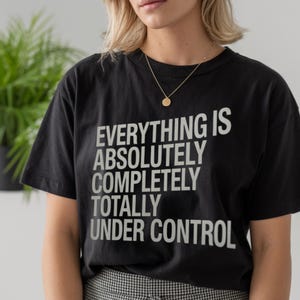 Alles ist unter Kontrolle T-Shirt aus Bio-Baumwolle - Unisex T-Shirt - T-Shirt aus Bio-Baumwolle - Kurzärmeliges T-Shirt