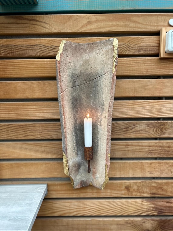 Antiker Dachziegel mit Kerzenhalter aus rostigem Metall