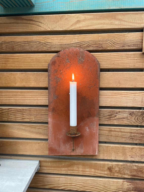 Antiker Dachziegel mit Kerzenhalter aus rostigem Metall