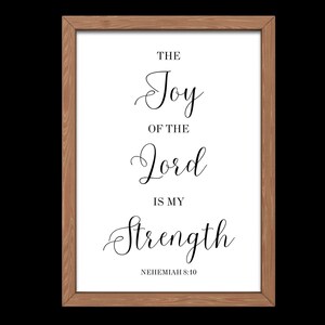 Puede incluir: Una impresión enmarcada con fondo blanco y texto negro que dice "La alegría del Señor es mi fortaleza" con la referencia bíblica "Nehemías 8:10" debajo.