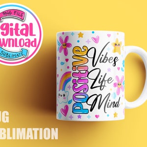 Puede incluir: Taza de cerámica blanca con un diseño colorido que incluye un arcoíris, estrellas, corazones y flores. El texto "Positive Vibes Life Mind" está escrito en negro en la taza.