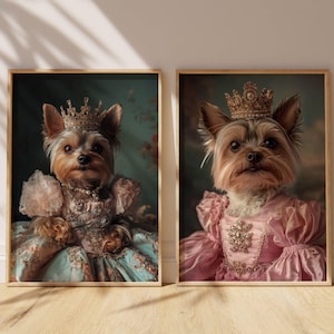 以下が含まれることがあります： 王冠とドレスを着たヨークシャーテリアの額装されたプリントが2枚。左側のプリントの犬は青と金のドレスを着ており、右側のプリントの犬はピンクのドレスを着ています。