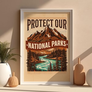 Peut inclure: Une affiche encadrée avec le texte "PROTECT OUR NATIONAL PARKS" au-dessus d'une chaîne de montagnes et d'une scène de rivière. L'œuvre présente des tons marron, sarcelle et beige, évoquant une esthétique vintage. L'affiche est exposée avec des vases décoratifs et une plante en pot.