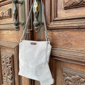 Sac à bandoulière seau fait main en cuir véritable | Porte-monnaie minimaliste en cuir véritable avec porte-monnaie amovible | 4 couleurs disponibles