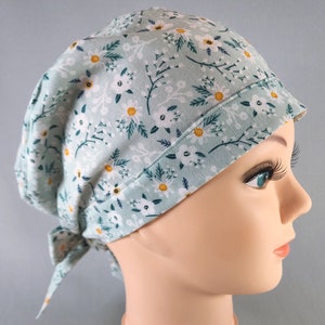 Gorro quirúrgico floral Pixie: gorro quirúrgico verde azulado brumoso con bolsa para el pelo