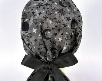 Gorro quirúrgico gris con estampado de luna y estrellas y coleta, forro de satén opcional.