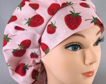 Gorro quirúrgico abullonado con estampado de fresas: gorro quirúrgico de algodón ajustable, forro de satén opcional.
