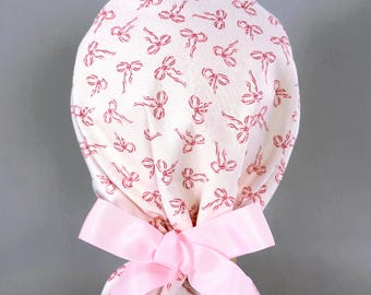 Gorro quirúrgico para mujer con lazo rosa y cola de caballo, con cintas para atar y forro de satén opcional.