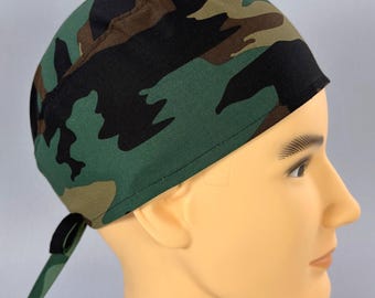 Gorro quirúrgico de camuflaje verde oscuro para hombre, con cierre de cordón.