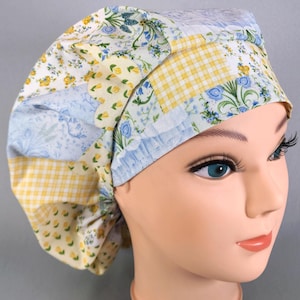 Peut inclure: Un bonnet de chirurgien bouffant en patchwork avec des motifs floraux, à carreaux et unis en jaune, bleu et blanc. Le bonnet est conçu pour couvrir les cheveux et est présenté sur une tête de mannequin.