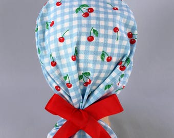 Gorro quirúrgico para mujer con estampado de cerezas y cuadros azules, forro de satén opcional.