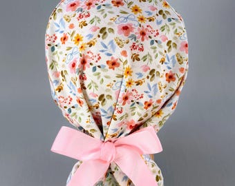 Gorro quirúrgico para mujer con lazos florales y cola de caballo, con cintas para atar y forro de satén opcional.