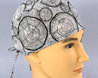 Gorro quirúrgico con cierre de lazo y estampado de vetas de madera, color negro y blanco con anillos de árbol.