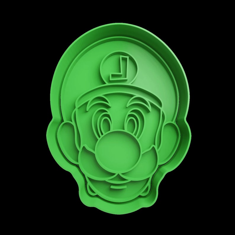 Puede incluir: Cortador de galletas de pl&aacute;stico verde en forma de personaje de dibujos animados con bigote y un sombrero con la letra L.