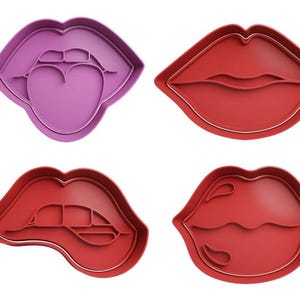 Puede incluir: Cuatro cortadores de galletas con forma de labios. Dos de los cortadores son rojos y dos son morados. Uno de los cortadores rojos tiene una lengua que sobresale. Uno de los cortadores morados tiene una lengua que sobresale.