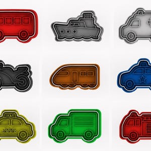 Peut inclure: Un ensemble de neuf emporte-pièces en plastique en forme de véhicules, comprenant un bus rouge, un bateau gris, une ambulance grise, une moto noire, un train marron, une voiture de police bleue, un taxi jaune avec le texte TAXI, un camion vert et un camion de pompiers rouge.