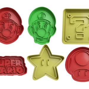 Puede incluir: Conjunto de seis cortadores de galletas de pl&aacute;stico rojo, verde y amarillo con personajes y objetos de la franquicia de videojuegos Super Mario. Los cortadores incluyen a Mario, Luigi, un bloque de signo de interrogaci&oacute;n, una estrella y un hongo.