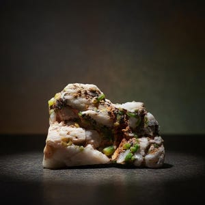 Piromorfita y cuarzo de Francia, ejemplar mineral de 60,9 gramos