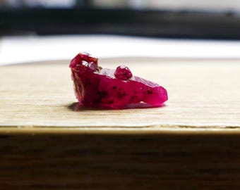 Spécimen de rubis naturel en cristal de rubis véritable - 4,46 carats Taille : 14,6 x 7,2 x 5,3 mm 0,58 po. Rubis non traité non chauffé