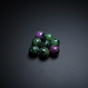 Rubin Zoisitpärlor 8,5 mm, du får vad du ser, 8,5 mm storlek - 10,7