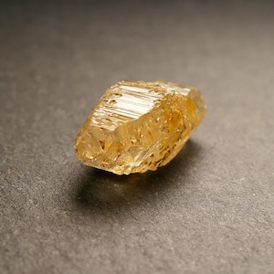 Cristallo di zaffiro inciso con doppia terminazione, zaffiro giallo dello Sri Lanka 9,41 carati