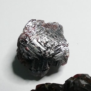 Granato inciso, cristallo dai colori intensi e dai bei motivi 1.22, granato rosso naturale grezzo - scegli i tuoi preferiti