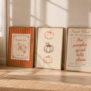 Pode incluir: Três quadros decorativos com temas de outono. O quadro da esquerda tem riscas cor de laranja e o texto Pumpkin Spice Extra Fresh. O quadro central mostra três abóboras numa fila vertical. O quadro da direita é uma conta com o texto One pumpkin spiced latte please.