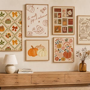 Könnte beinhalten: Ein Set aus sechs gerahmten Kunstdrucken mit herbstlichen Motiven wie Kürbissen, Blättern, Schleifen und saisonalen Symbolen. Die Bilder zeigen eine warme Farbpalette in Orange, Braun und Creme mit Strichzeichnungen und Briefmarken-Designs.