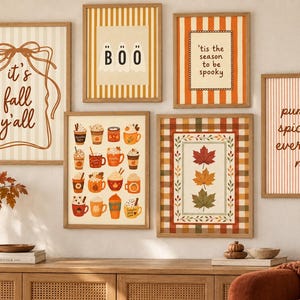 Può includere: Un set di sei stampe incorniciate a tema autunnale. I disegni includono i testi 'it's fall y'all', 'BOO', 'tis the season to be spooky' e 'pumpkin spice and everything nice', insieme a illustrazioni di tazze da caffè e foglie d'acero.