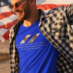 Aurelius Zitat T-Shirt. "Du hast Macht über deinen Verstand - nicht äußere Ereignisse. Erkenne das und du wirst Stärke finden."