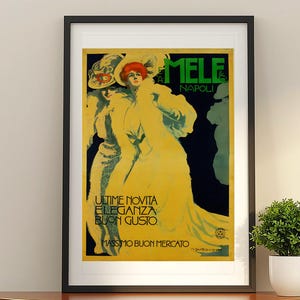 Peut inclure: Une affiche de style vintage encadrée représentant deux silhouettes portant de longs manteaux jaunes et des chapeaux sur un fond sombre. Le texte indique MELE NAPOLI, ULTIME NOVITA ELEGANZA BUON GUSTO et MASSIMO BUON MERCATO. L'affiche est dans un cadre noir.