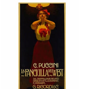 Könnte beinhalten: Vintage Opernplakat für G. Puccinis "La Fanciulla del West." Das Plakat zeigt eine Frau in rotem Rock und weißer Bluse mit roter Schleife. Der Text enthält den Operntitel und die Namen des Komponisten und der Librettisten.